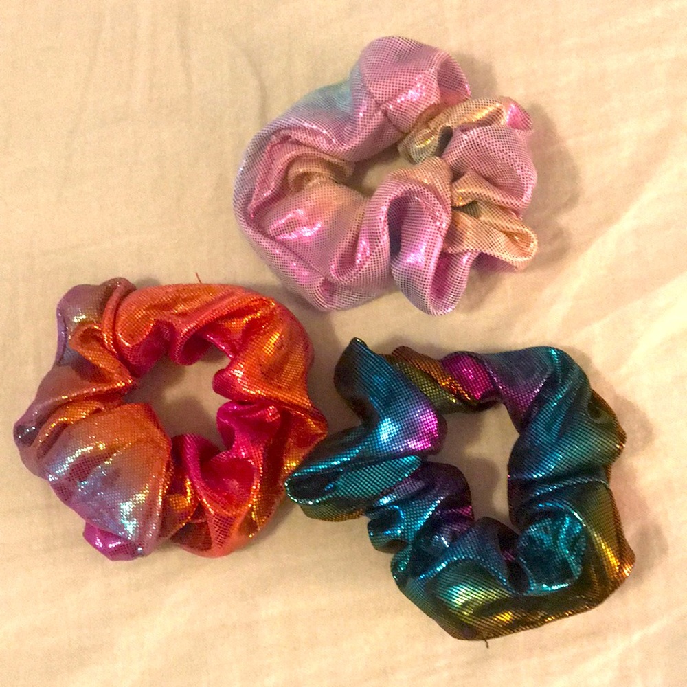 🦄 🌈 three scrunchies. shiny & metallic!